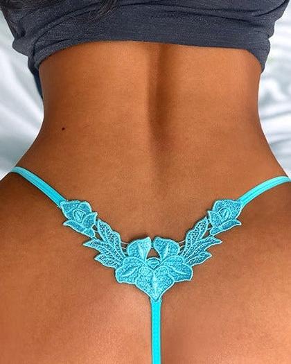 String en dentelle à motif roses