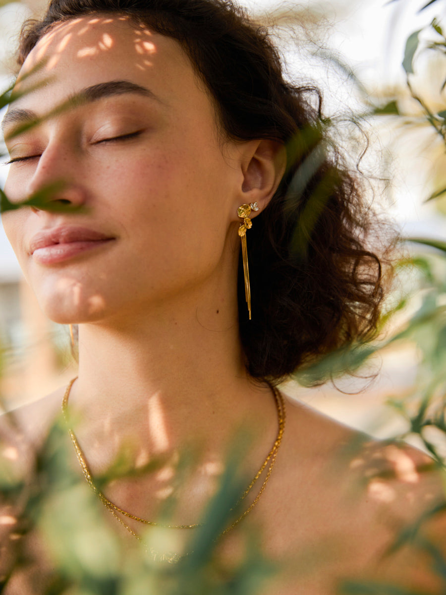 Boucles d'oreilles brillantes en forme de feuille