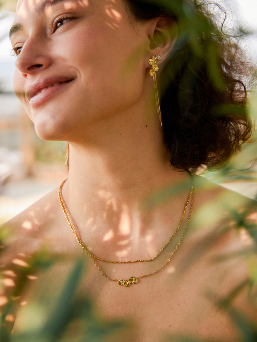 Boucles d'oreilles brillantes en forme de feuille