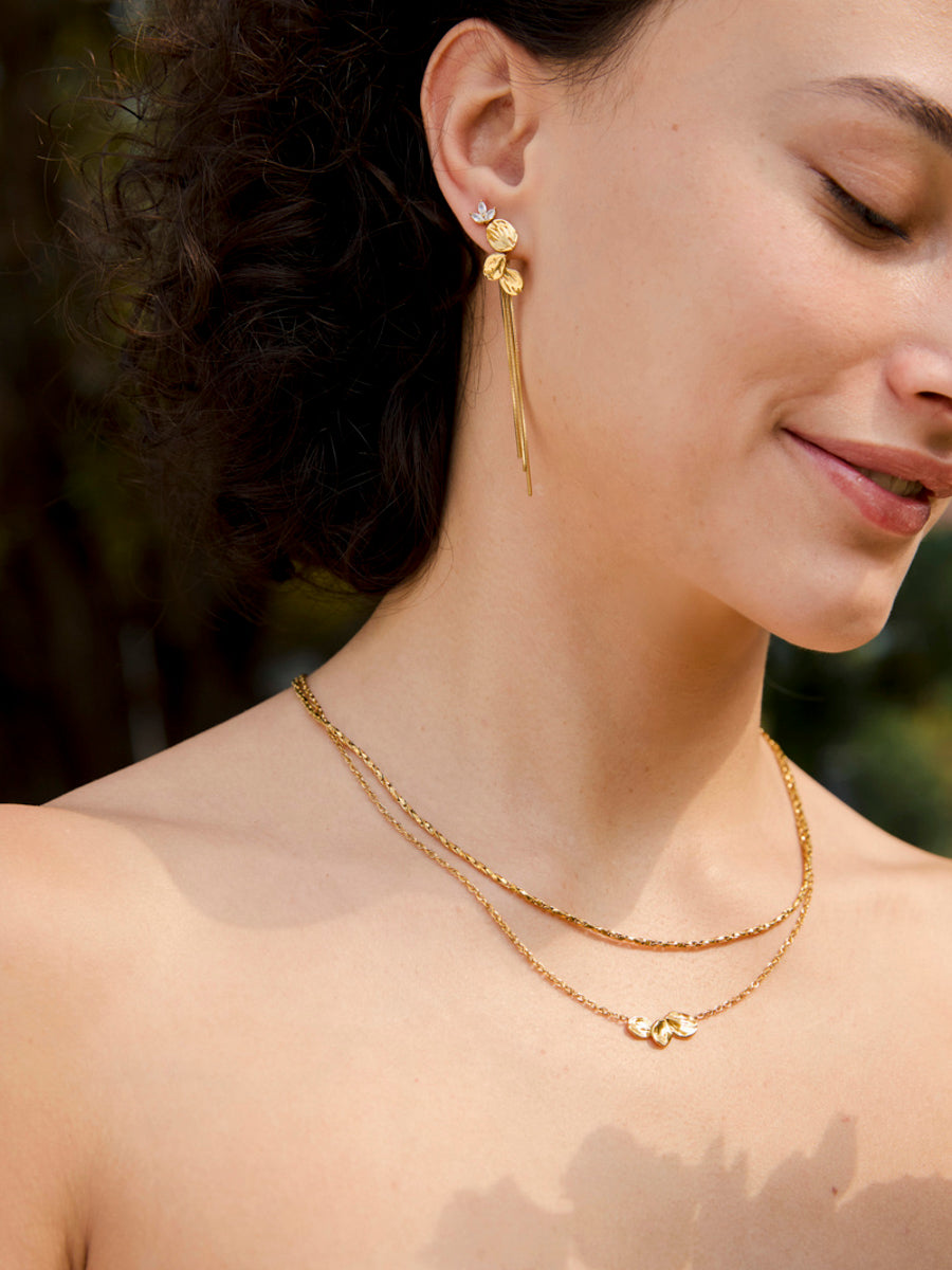 Boucles d'oreilles brillantes en forme de feuille