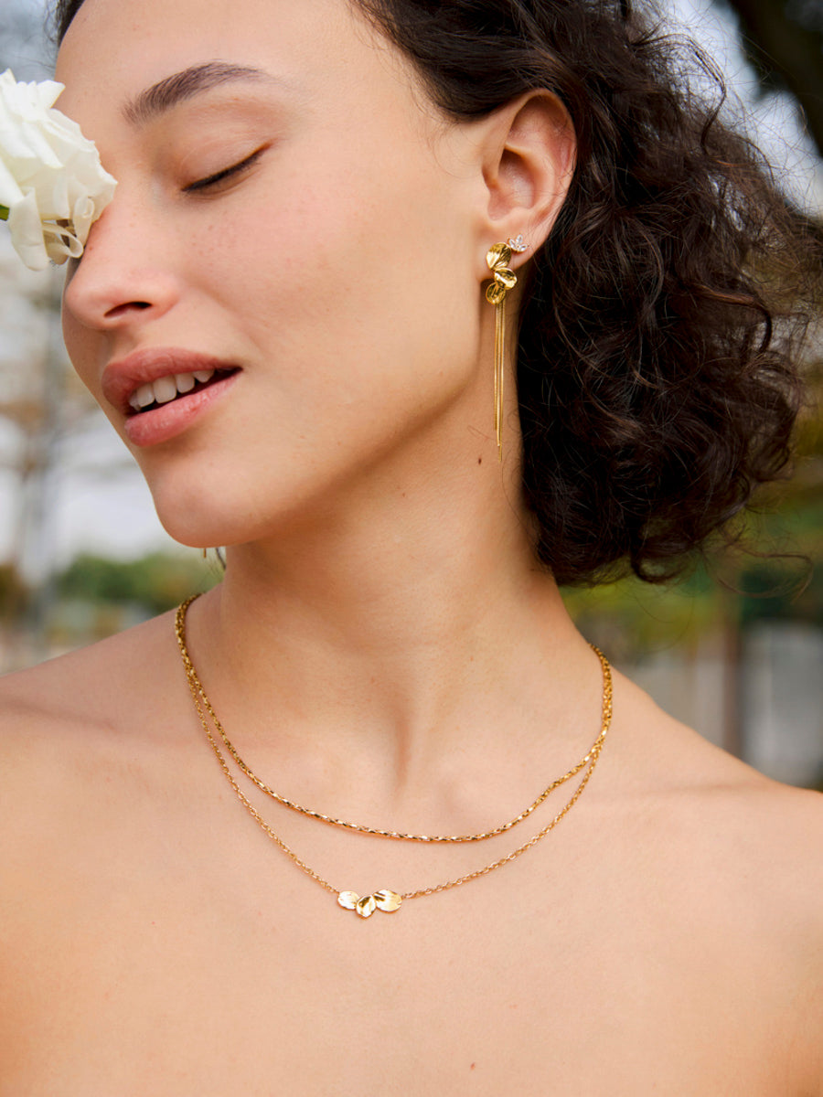Boucles d'oreilles brillantes en forme de feuille