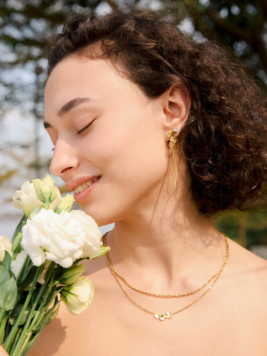 Boucles d'oreilles brillantes en forme de feuille