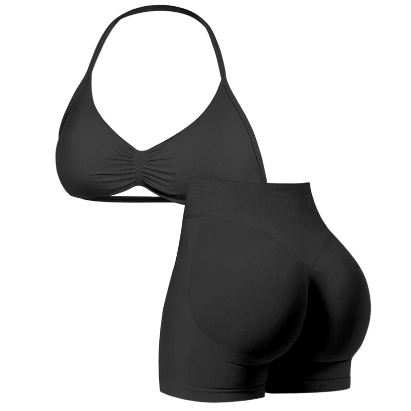Completo da donna: top con schiena scoperta e shorts a vita alta