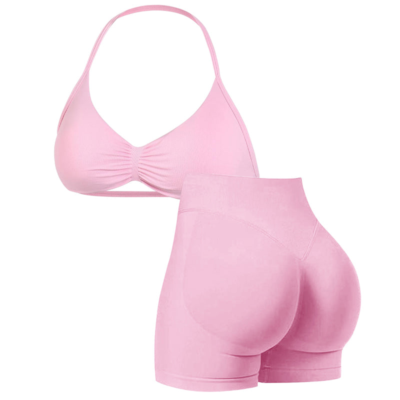 Completo da donna: top con schiena scoperta e shorts a vita alta