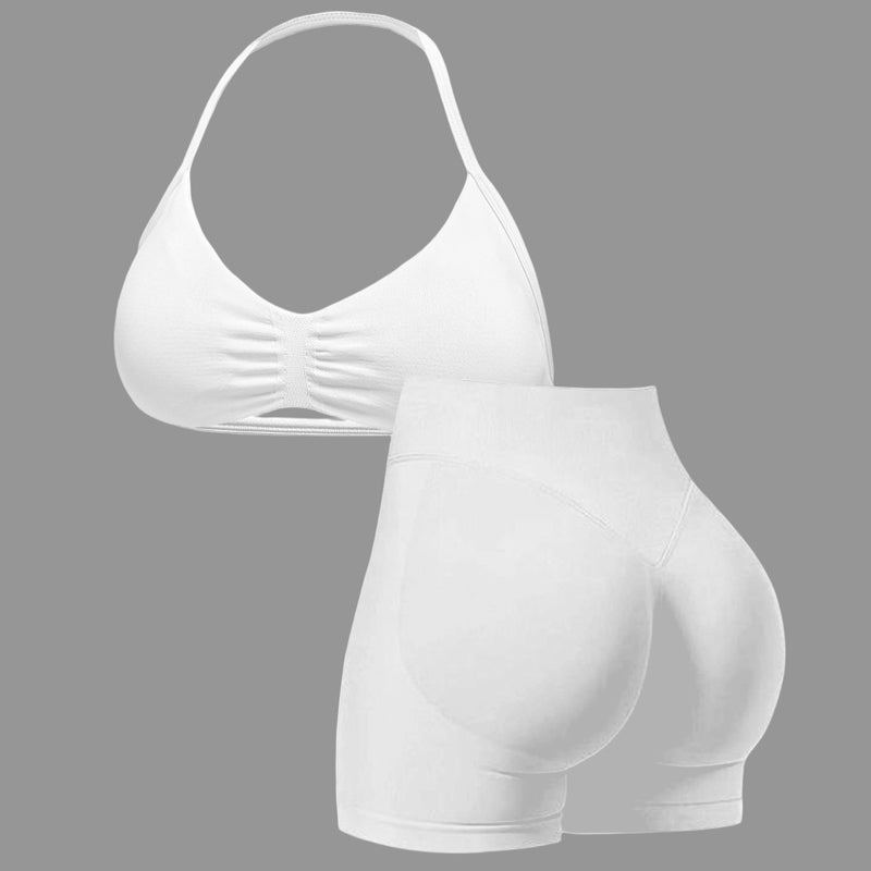 Completo da donna: top con schiena scoperta e shorts a vita alta