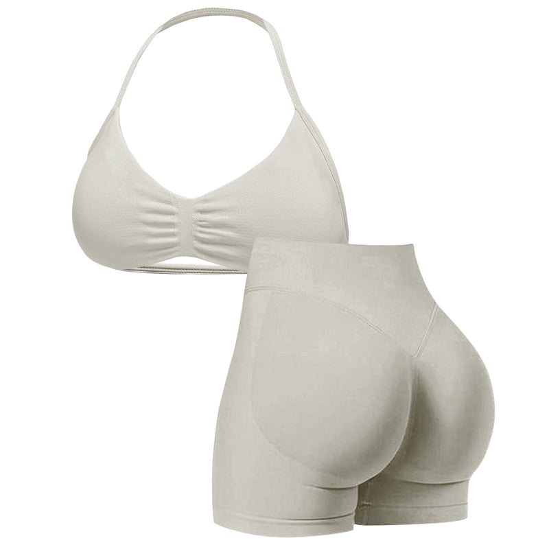 Completo da donna: top con schiena scoperta e shorts a vita alta