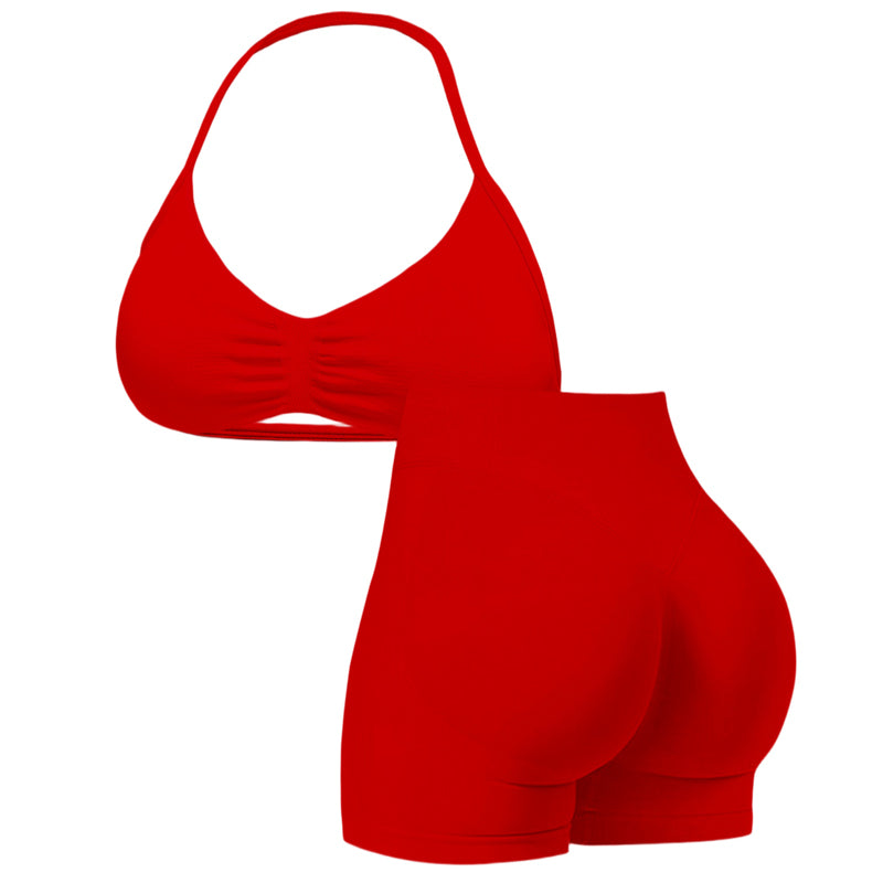 Completo da donna: top con schiena scoperta e shorts a vita alta