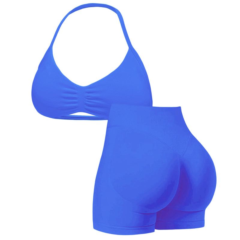 Completo da donna: top con schiena scoperta e shorts a vita alta