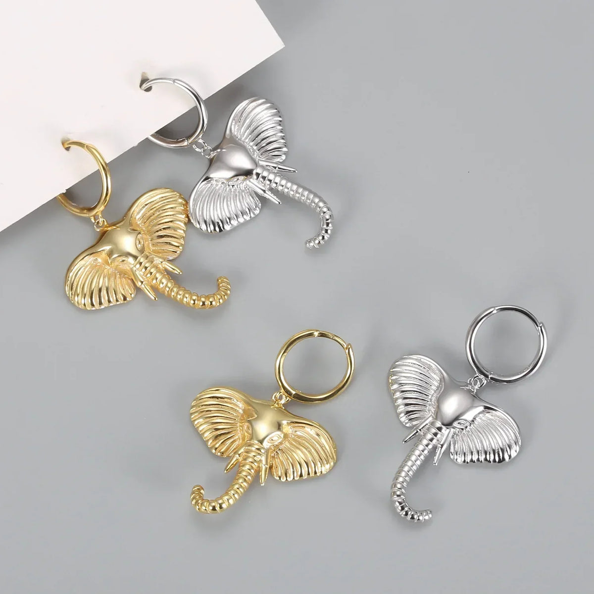 Orecchini a cerchio con elefante