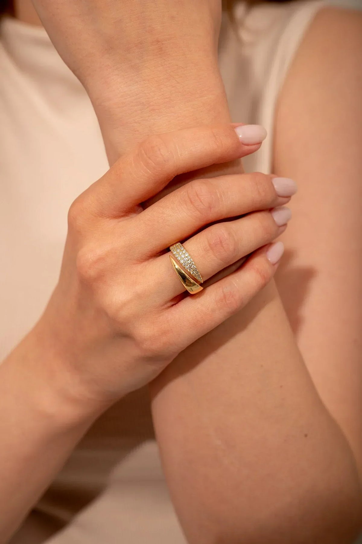 Anello elegante con pietre preziose Lucrezia