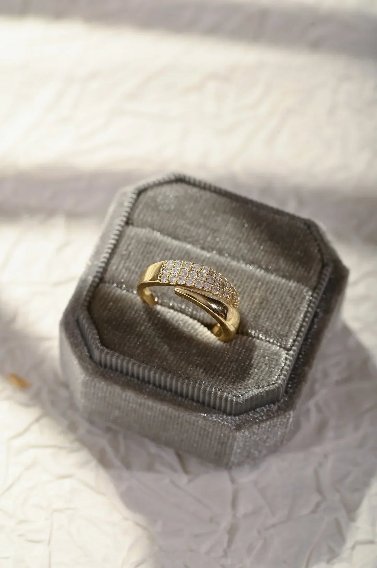 Anello elegante con pietre preziose Lucrezia