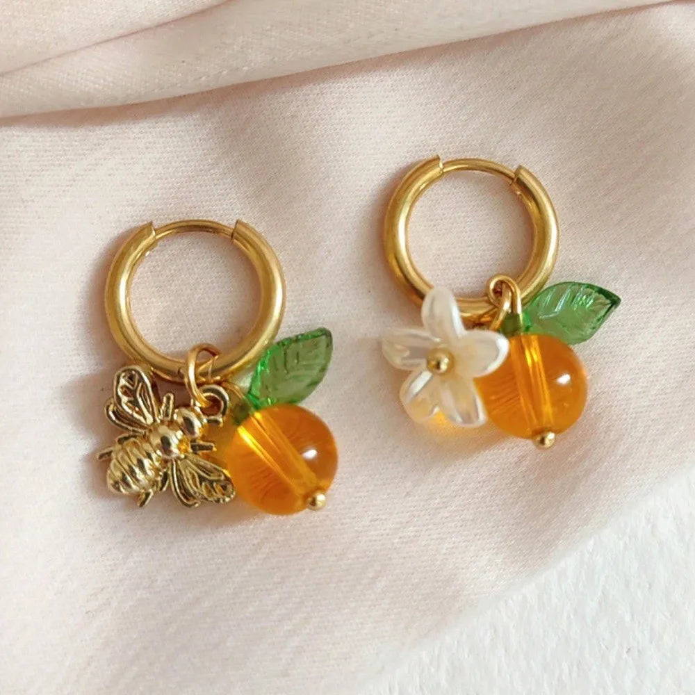 Orecchini a cerchio con fiori e api