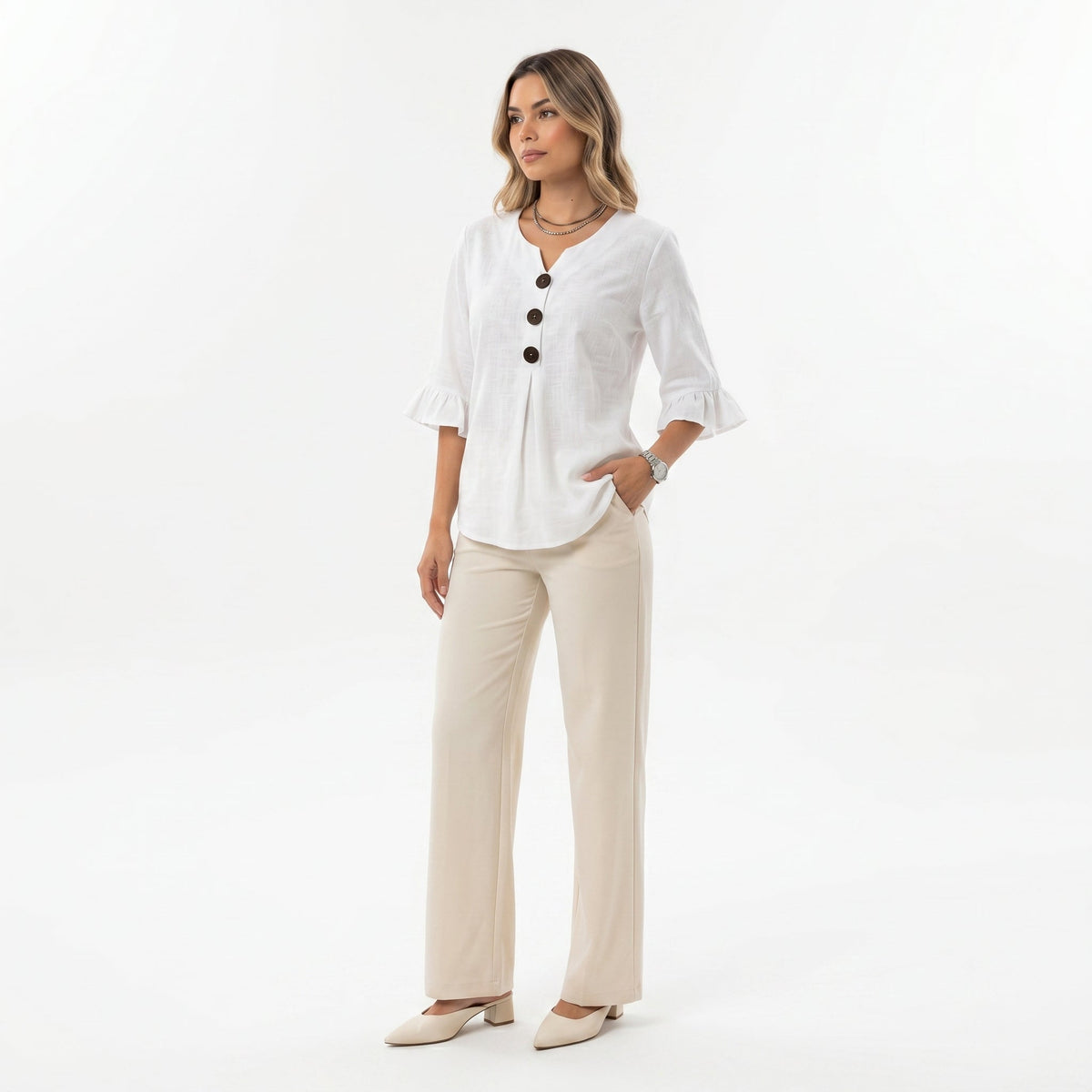 Blusa liscia in cotone e lino con bottoni in legno e volant