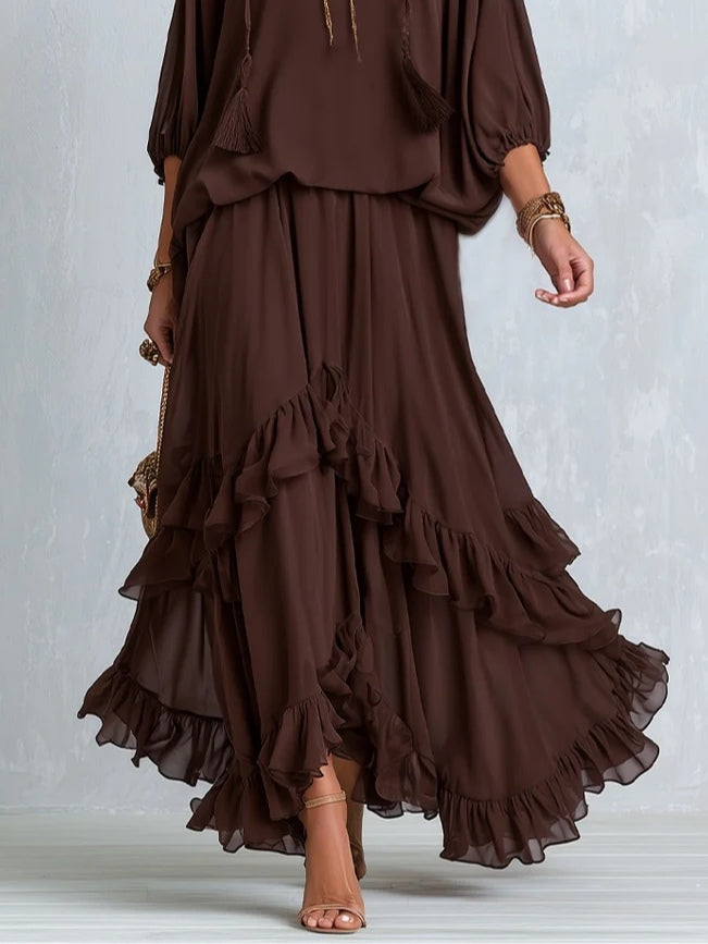 Completo con top marrone in chiffon con frange e gonna con volant