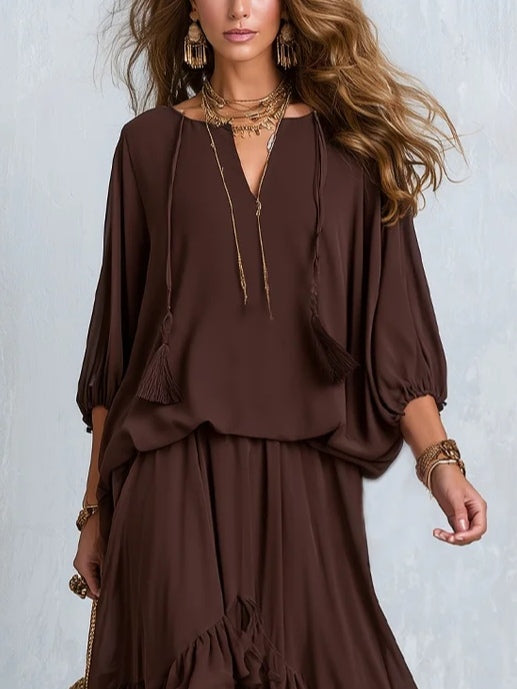 Completo con top marrone in chiffon con frange e gonna con volant