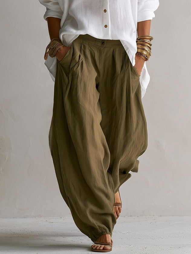 Completo con camicia bianca ampia e pantaloni a zampa verde oliva