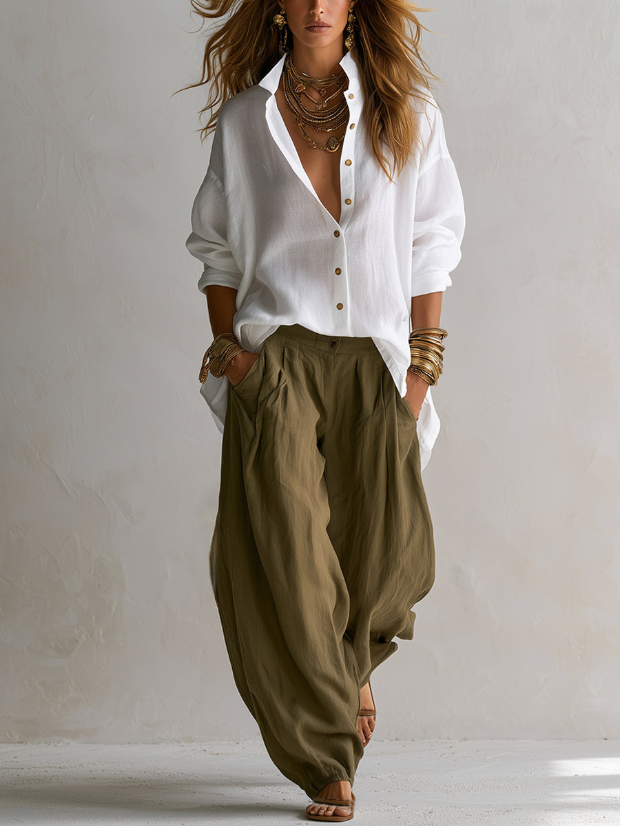 Completo con camicia bianca ampia e pantaloni a zampa verde oliva