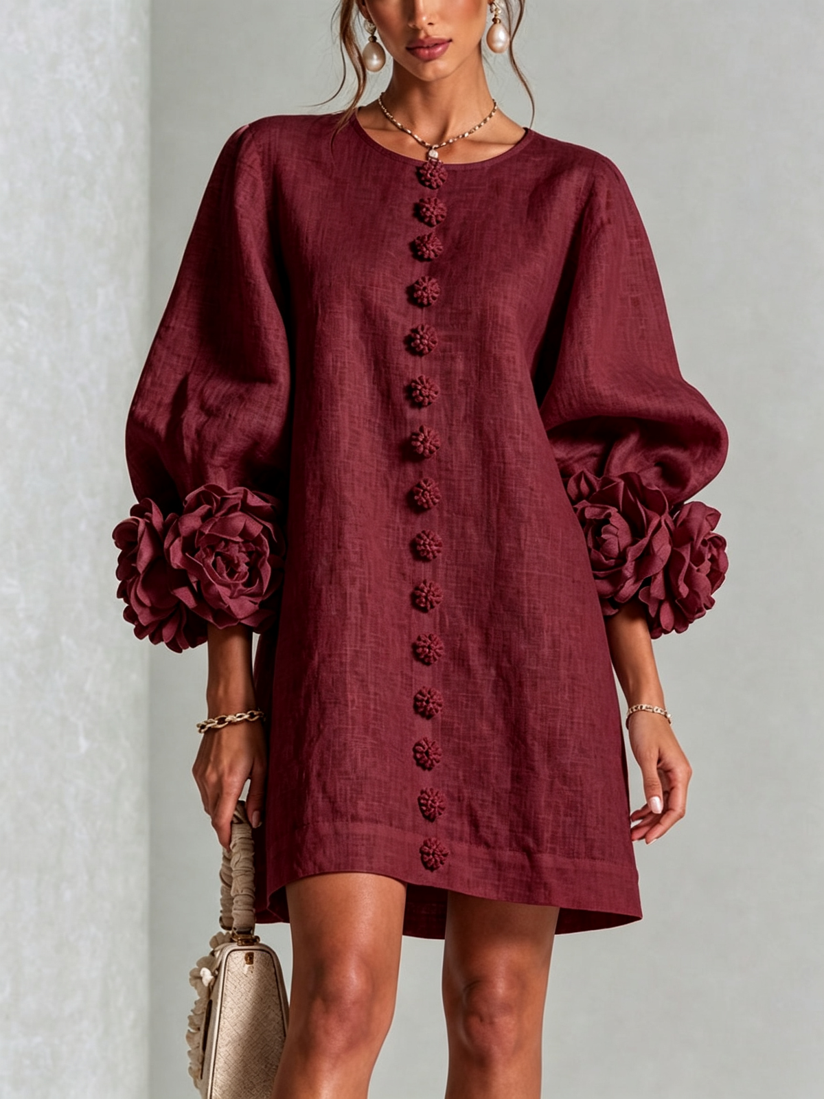 Minivestit blanc amb botons florals i mànigues florals amb volum