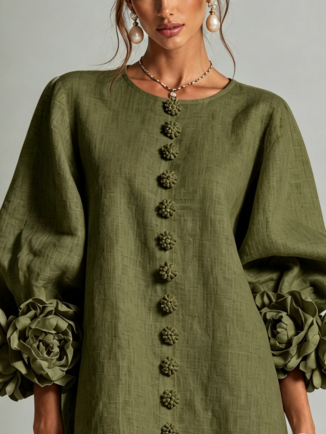 Olivengrønn floral miniskjortekjole med originale blomsterdekor på mansjettene