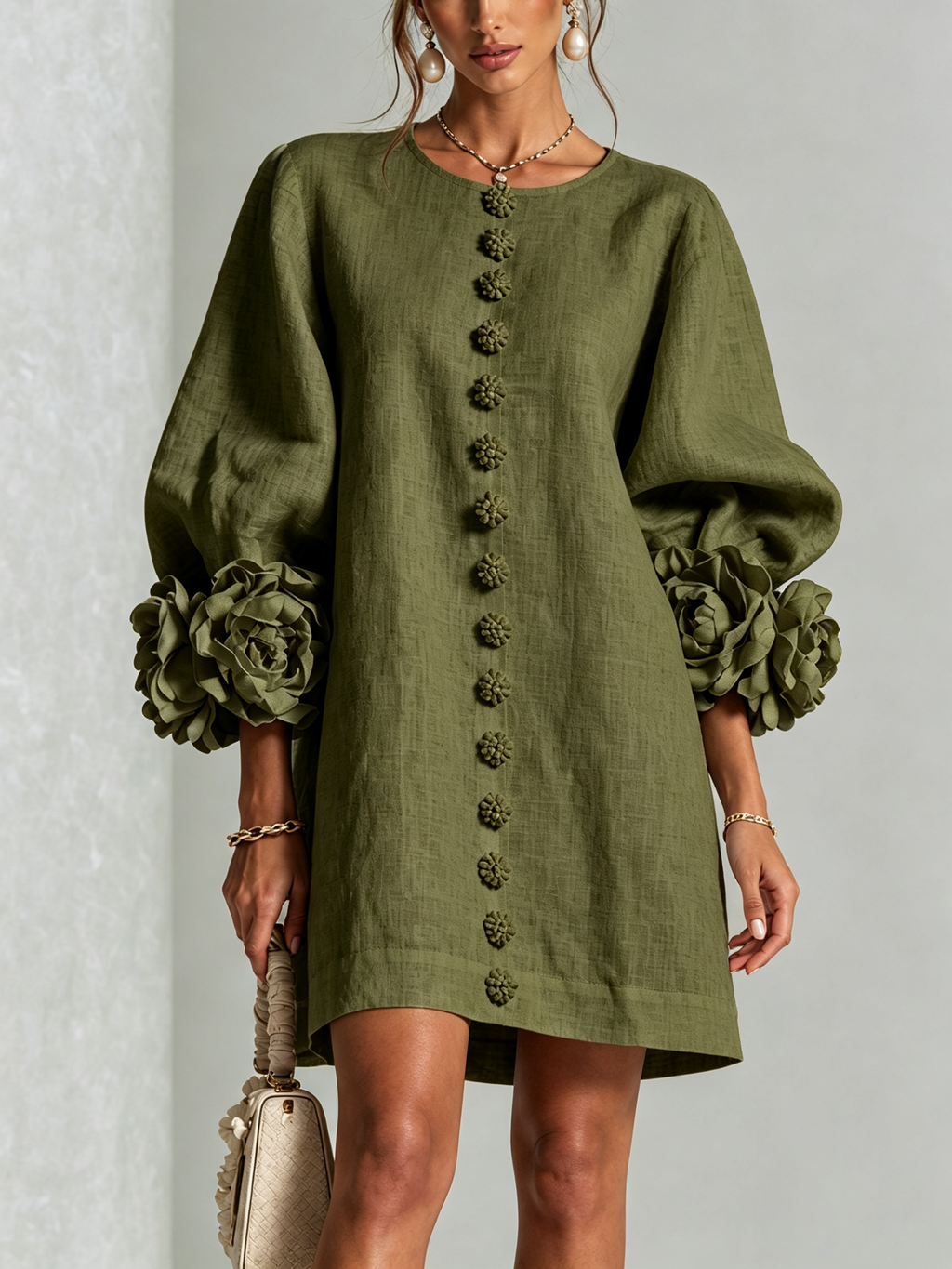 Olivengrønn floral miniskjortekjole med originale blomsterdekor på mansjettene