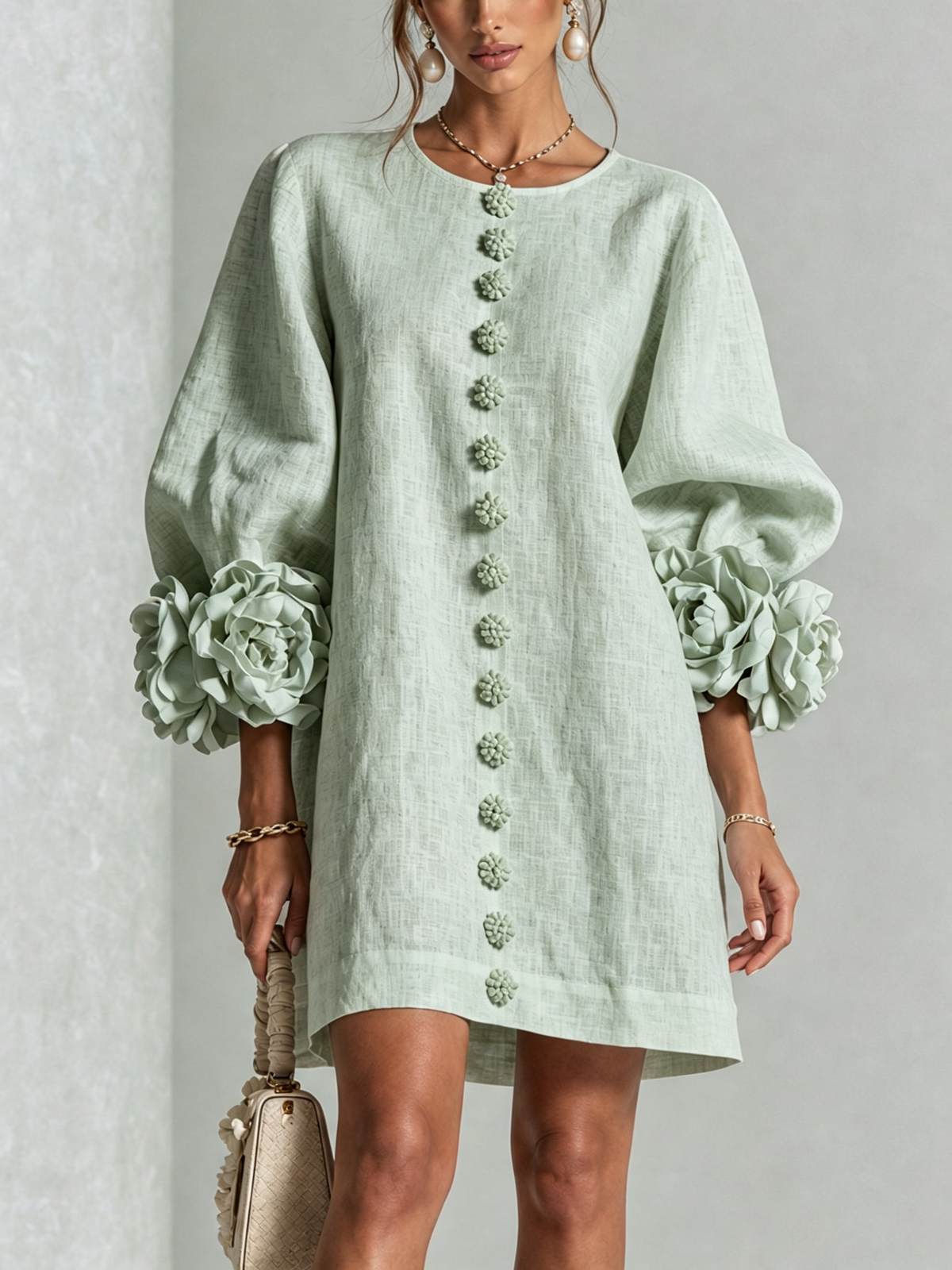 Minivestit blanc amb botons florals i mànigues florals amb volum