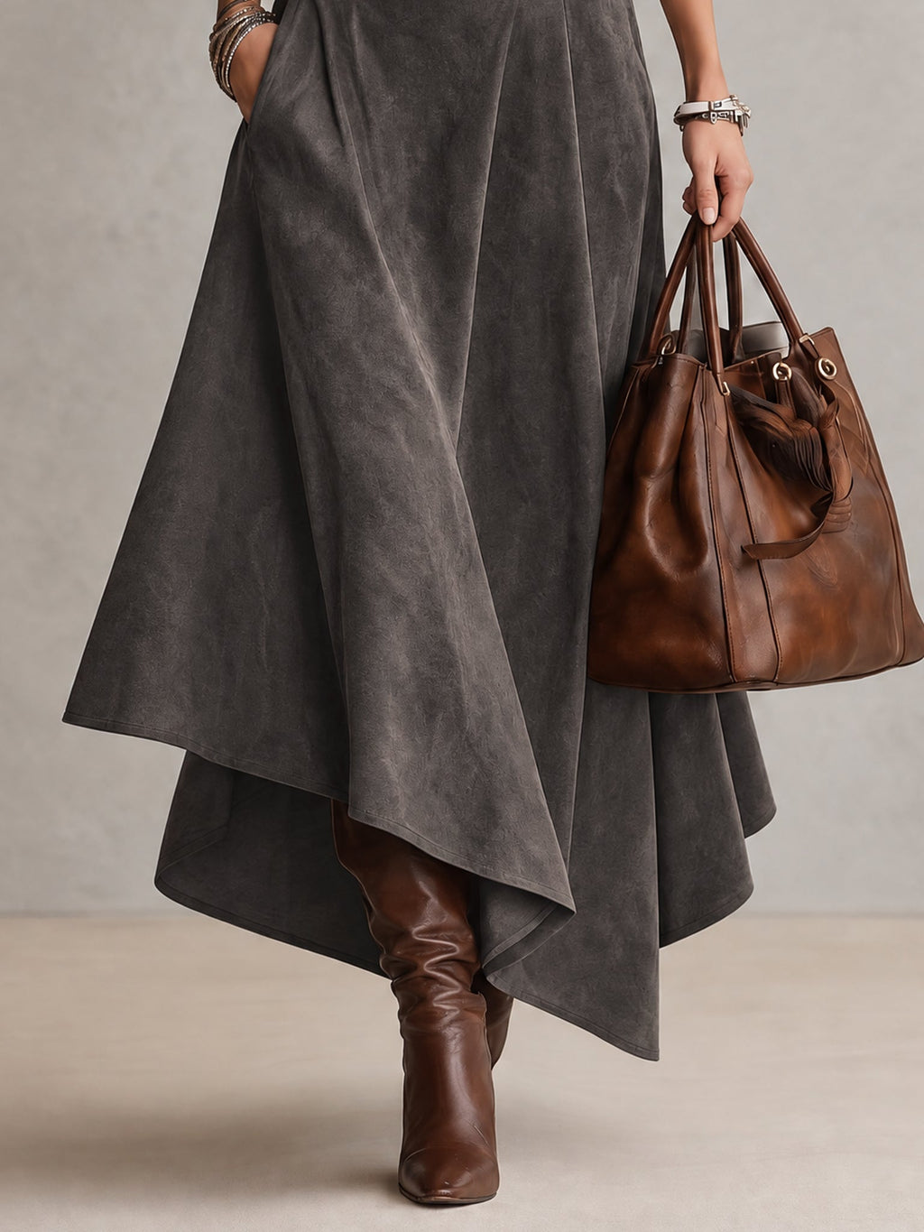 Ensemble composé d’un haut à col roulé et d’une jupe midi asymétrique en daim gris