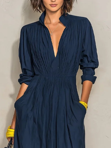 Robe longue plissée bleu marine à col en V
