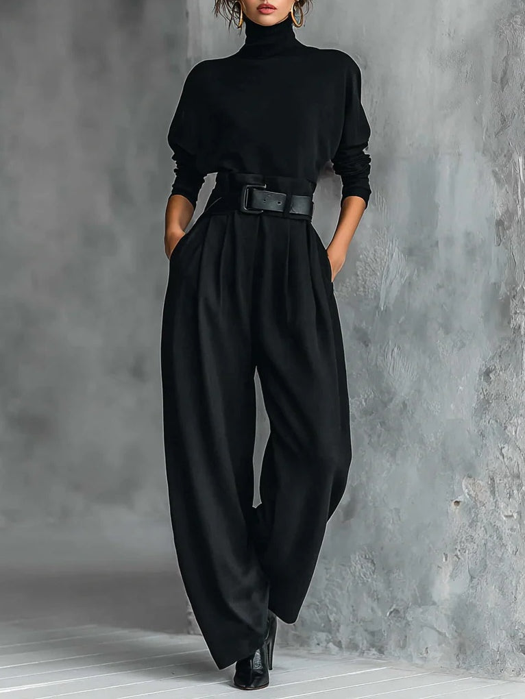 Ensemble composé d’un haut noir à col roulé et d’un pantalon droit