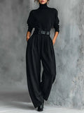 Ensemble composé d’un haut noir à col roulé et d’un pantalon droit