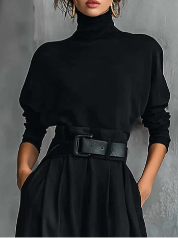 Completo con top nero a collo alto e pantaloni dritti