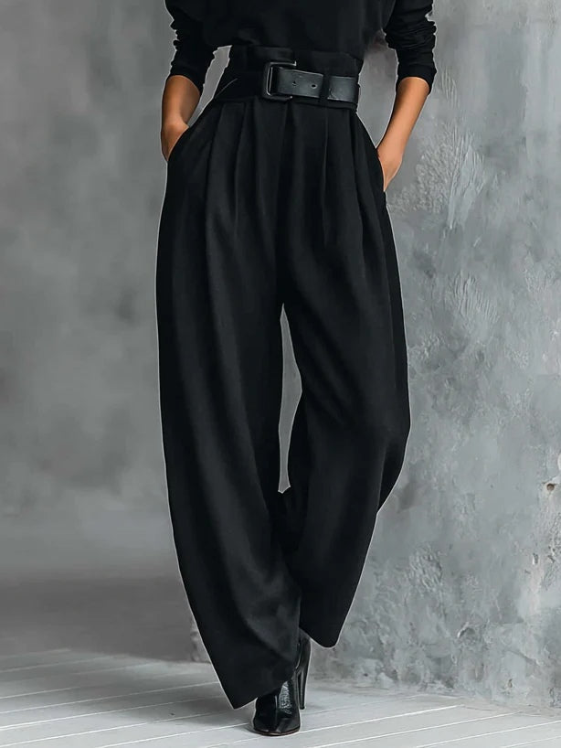 Ensemble composé d’un haut noir à col roulé et d’un pantalon droit