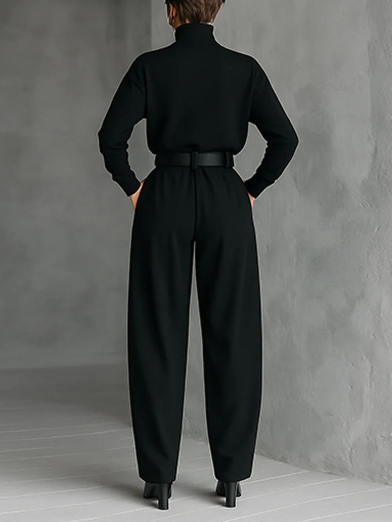 Completo con top nero a collo alto e pantaloni dritti
