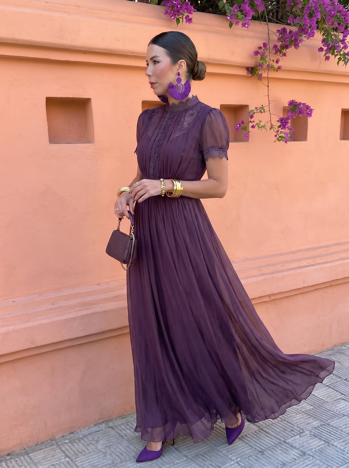 Vestido largo de gasa con cuello alto
