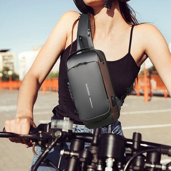 Tyverisikker sportstaske med skulderstropp og USB-lader