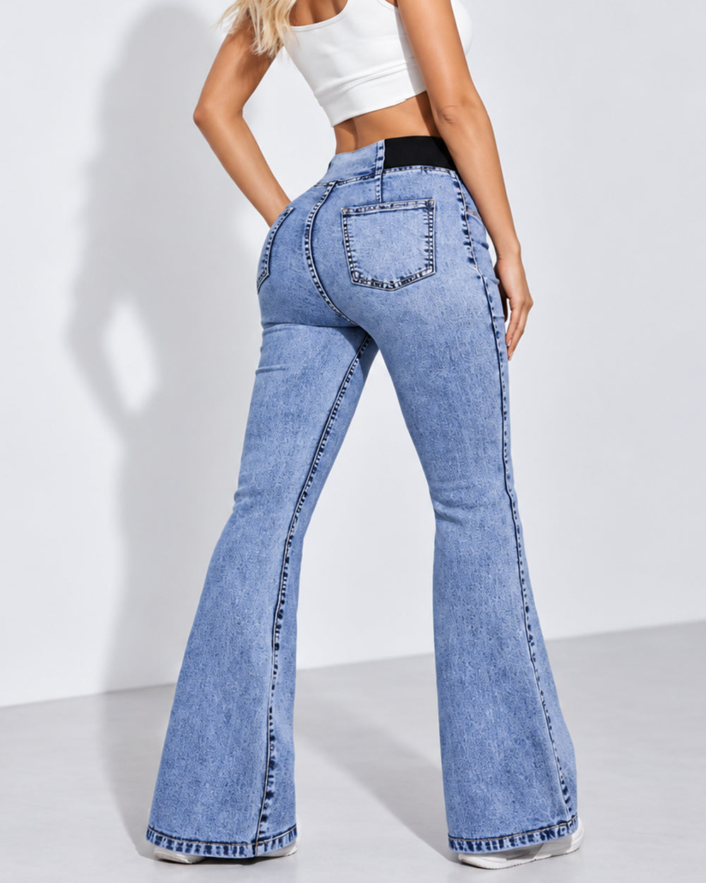 Stretch jeans med utsving og høyt liv med elastiske innlegg