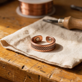 Anillo de cobre con rejilla grabada