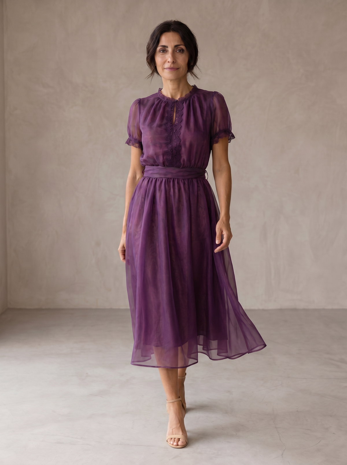 Abito lungo in chiffon con scollo a goccia e bordo in pizzo