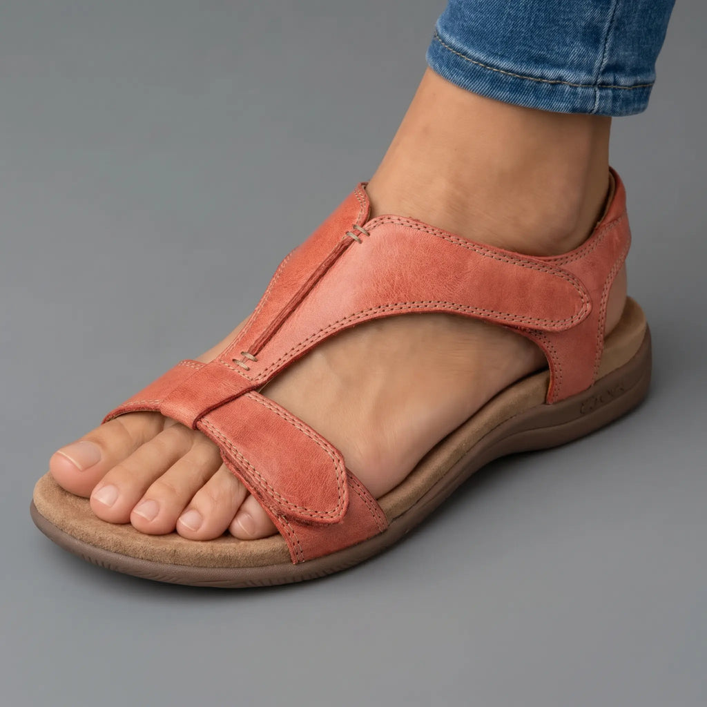 Flate sandaler med midtstøttestripe og justerbar hælrem