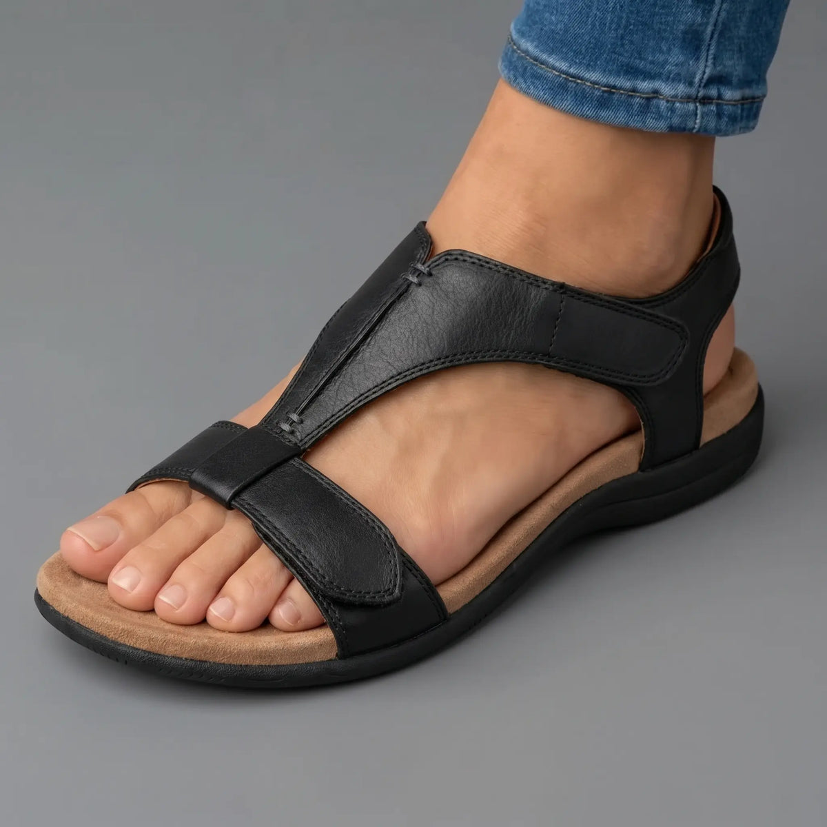Flate sandaler med midtstøttestripe og justerbar hælrem