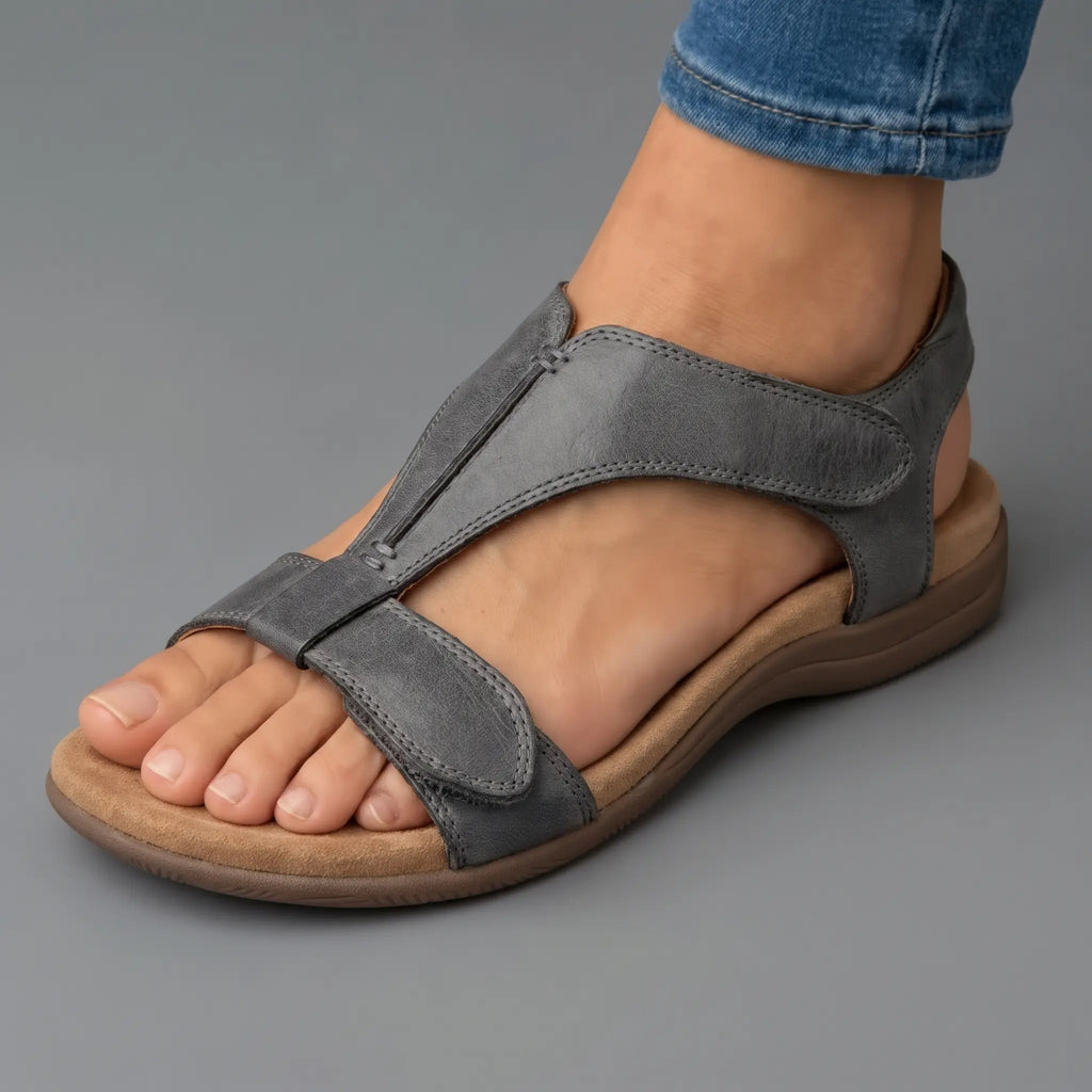 Flate sandaler med midtstøttestripe og justerbar hælrem