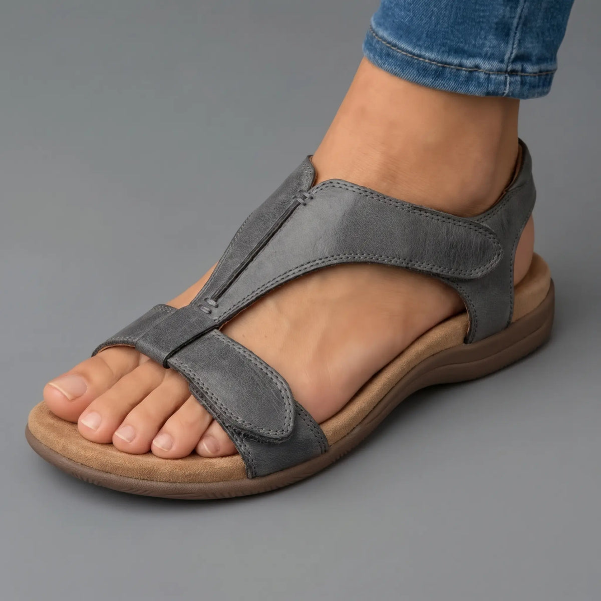 Flate sandaler med midtstøttestripe og justerbar hælrem