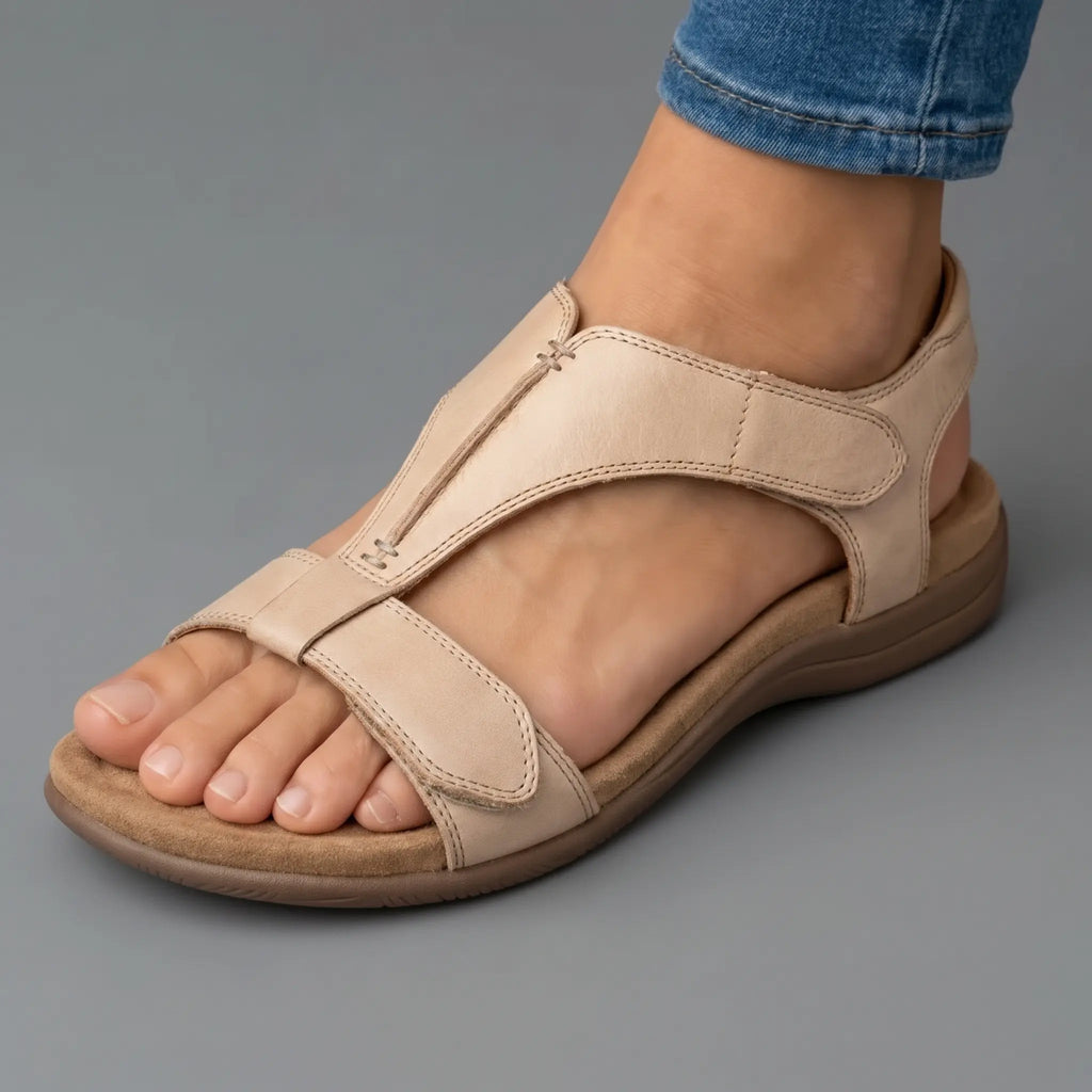 Flate sandaler med midtstøttestripe og justerbar hælrem
