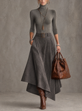 Ensemble composé d’un haut à col roulé et d’une jupe midi asymétrique en daim gris