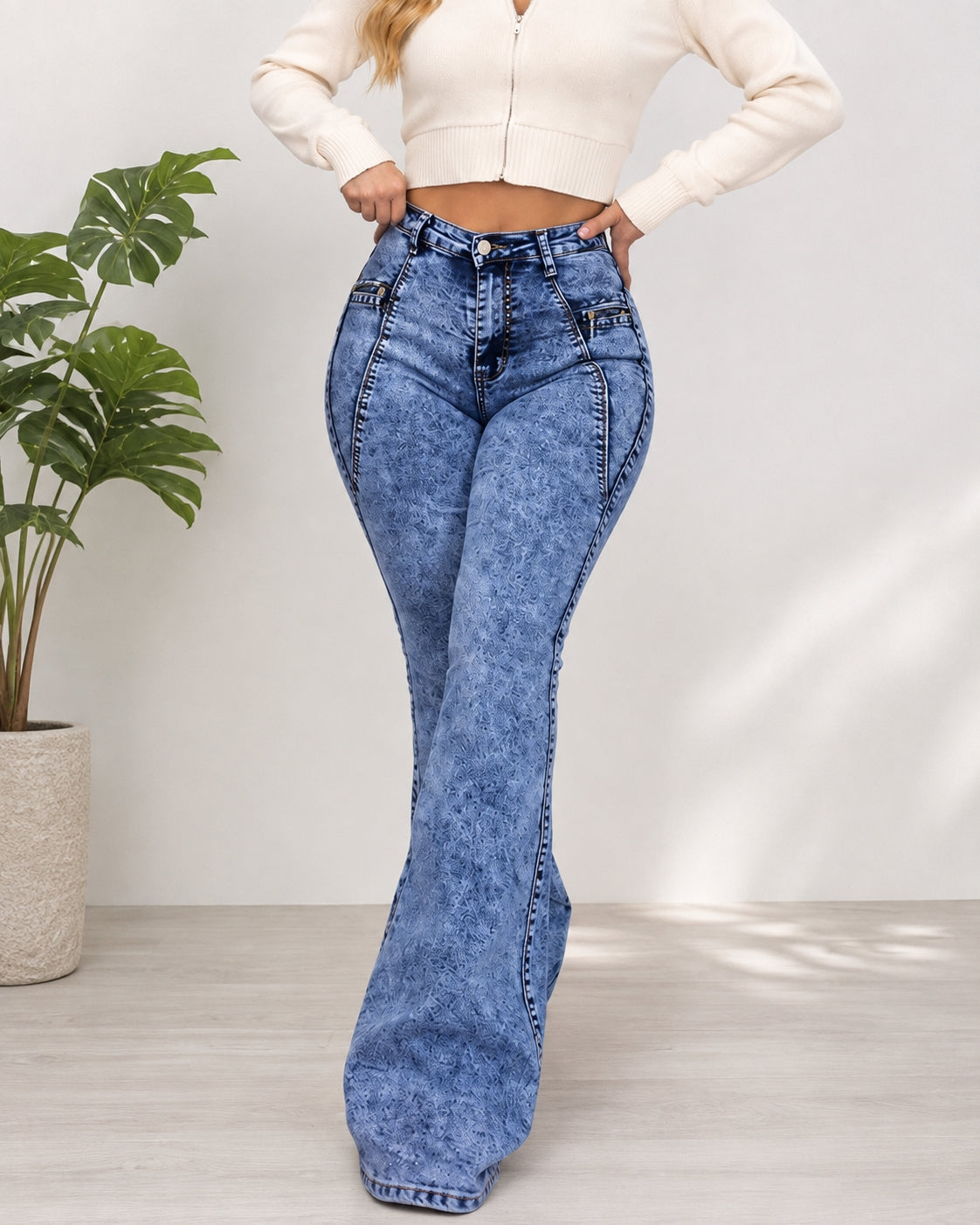 Stretch jeans med utsving, vasket finish og høyt liv med lommer