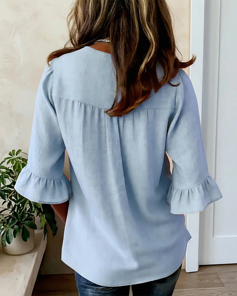 Blusa liscia in cotone e lino con bottoni in legno e volant