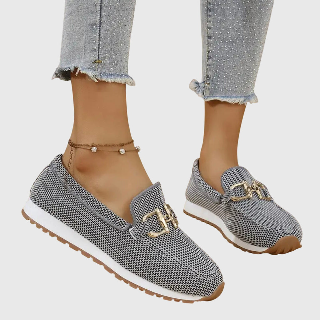 Mocassins dans des tons neutres clairs