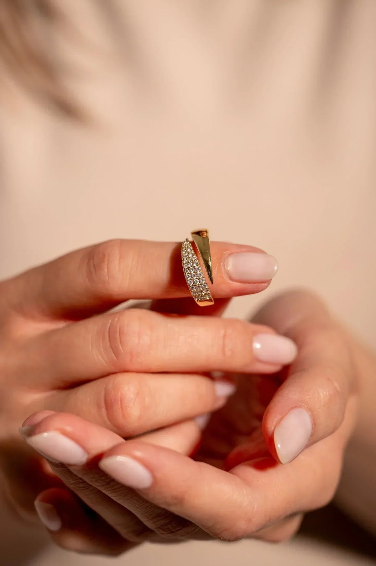 Anello elegante con pietre preziose Lucrezia