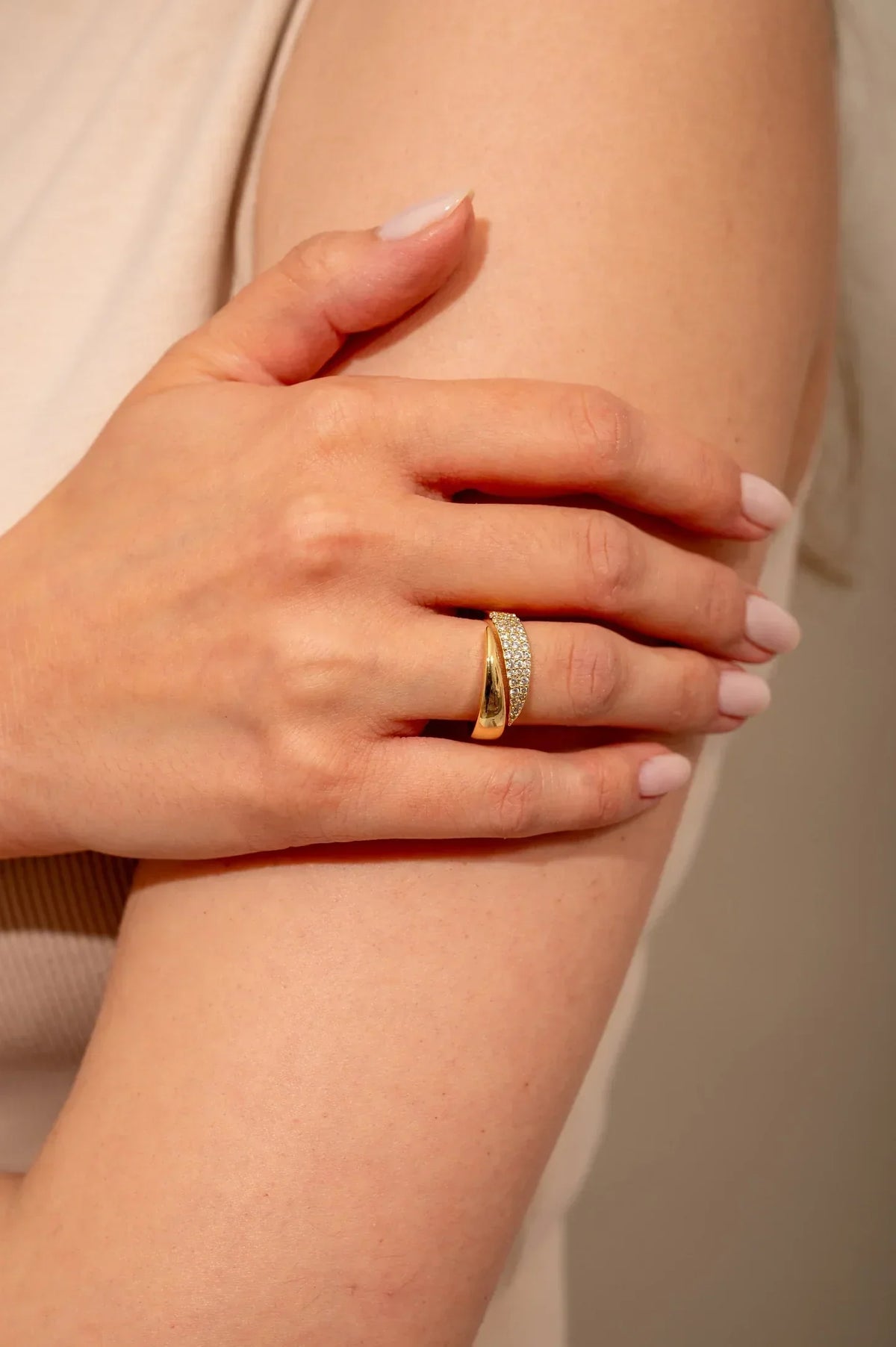 Anello elegante con pietre preziose Lucrezia