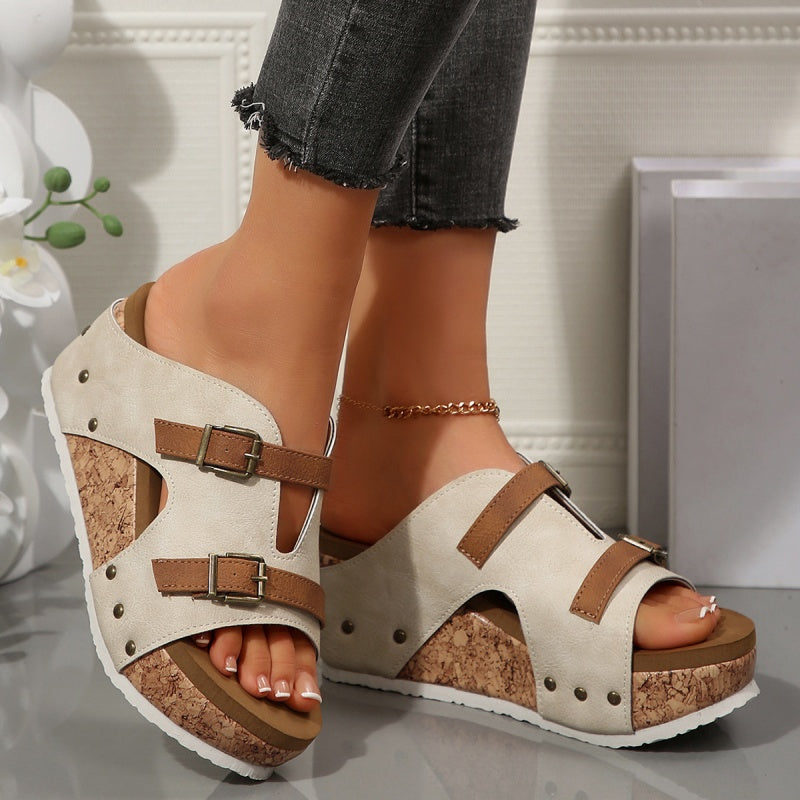Sandalias de cuña que estilizan