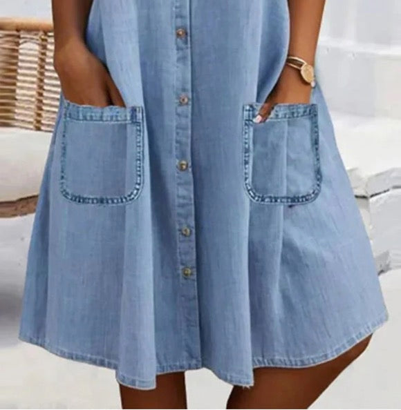 Minivestit blau senzill de denim amb coll i punt de collaret